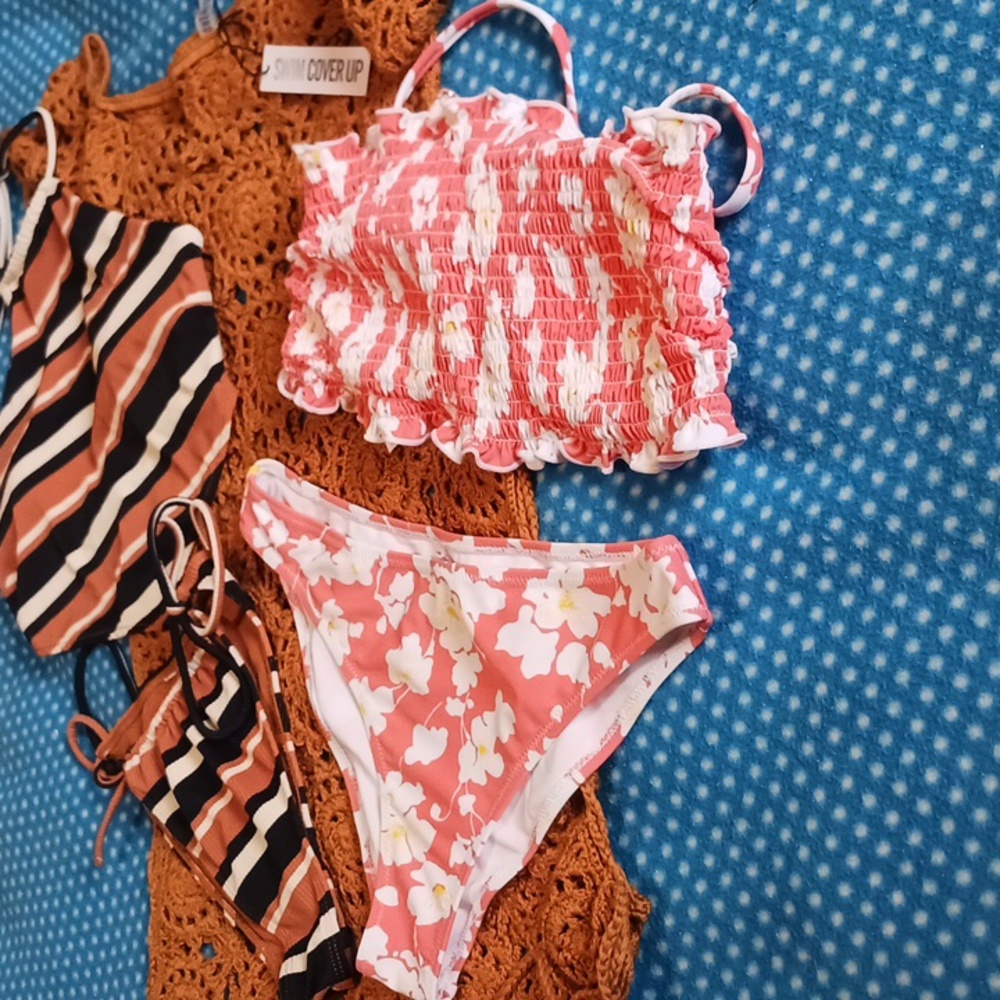 SET OF 3 PIECES : 2 BIKINIS  AND 1 SWIMNCOVER UP.